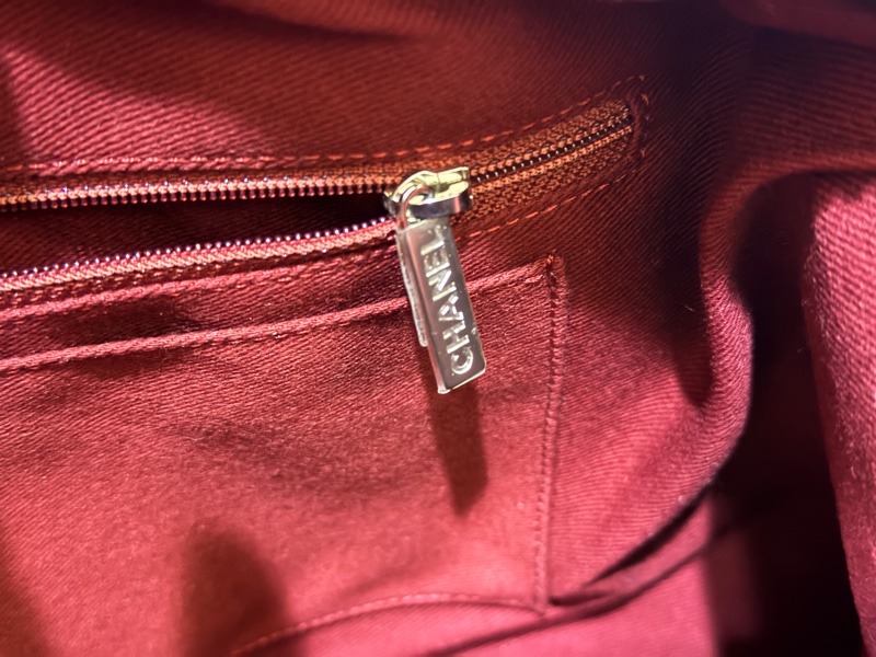 超賠賣 未使用品🎖️香奈兒耐用的揉皺牛皮 保齡球包 肩背包 雙C深藍 大LOGO-19