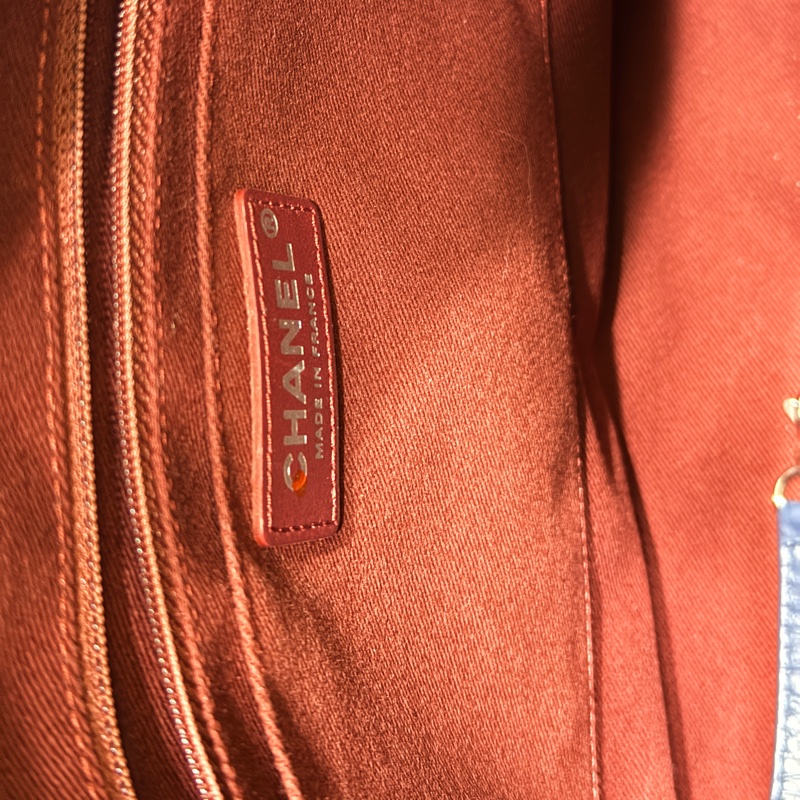 超賠賣 未使用品🎖️香奈兒耐用的揉皺牛皮 保齡球包 肩背包 雙C深藍 大LOGO-20