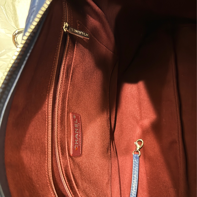 超賠賣 未使用品🎖️香奈兒耐用的揉皺牛皮 保齡球包 肩背包 雙C深藍 大LOGO-21