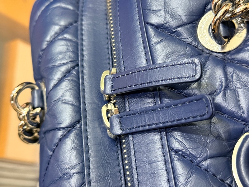 超賠賣 未使用品🎖️香奈兒耐用的揉皺牛皮 保齡球包 肩背包 雙C深藍 大LOGO-24