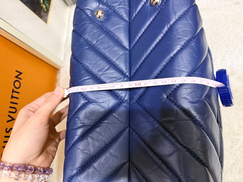 超賠賣 未使用品🎖️香奈兒耐用的揉皺牛皮 保齡球包 肩背包 雙C深藍 大LOGO-25