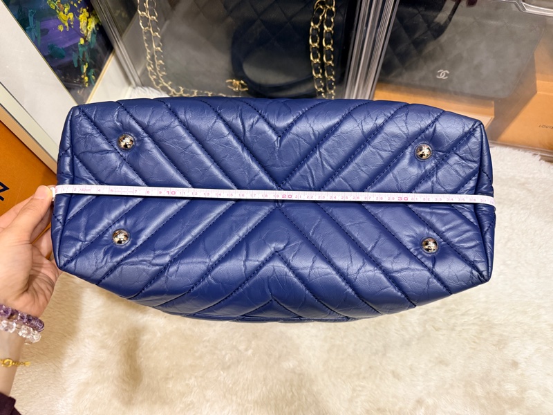 超賠賣 未使用品🎖️香奈兒耐用的揉皺牛皮 保齡球包 肩背包 雙C深藍 大LOGO-28