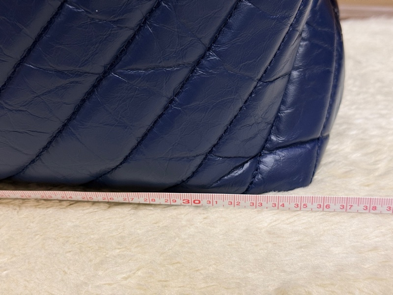 超賠賣 未使用品🎖️香奈兒耐用的揉皺牛皮 保齡球包 肩背包 雙C深藍 大LOGO-29
