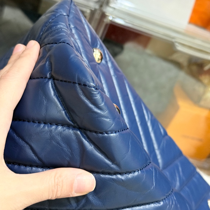 超賠賣 未使用品🎖️香奈兒耐用的揉皺牛皮 保齡球包 肩背包 雙C深藍 大LOGO-30