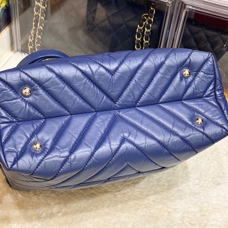 超賠賣 未使用品🎖️香奈兒耐用的揉皺牛皮 保齡球包 肩背包 雙C深藍 大LOGO-34
