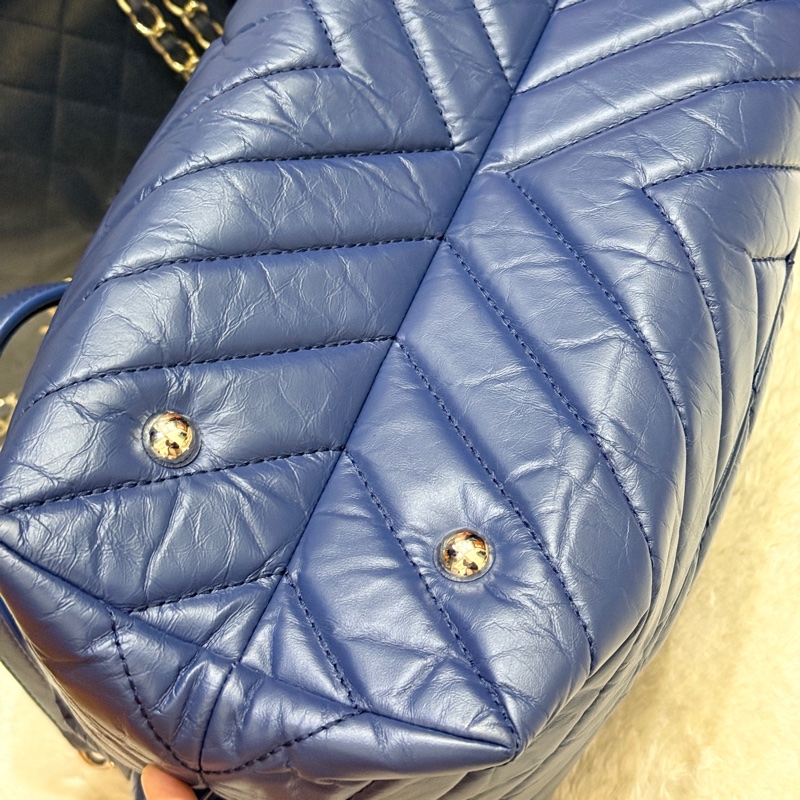 超賠賣 未使用品🎖️香奈兒耐用的揉皺牛皮 保齡球包 肩背包 雙C深藍 大LOGO-35