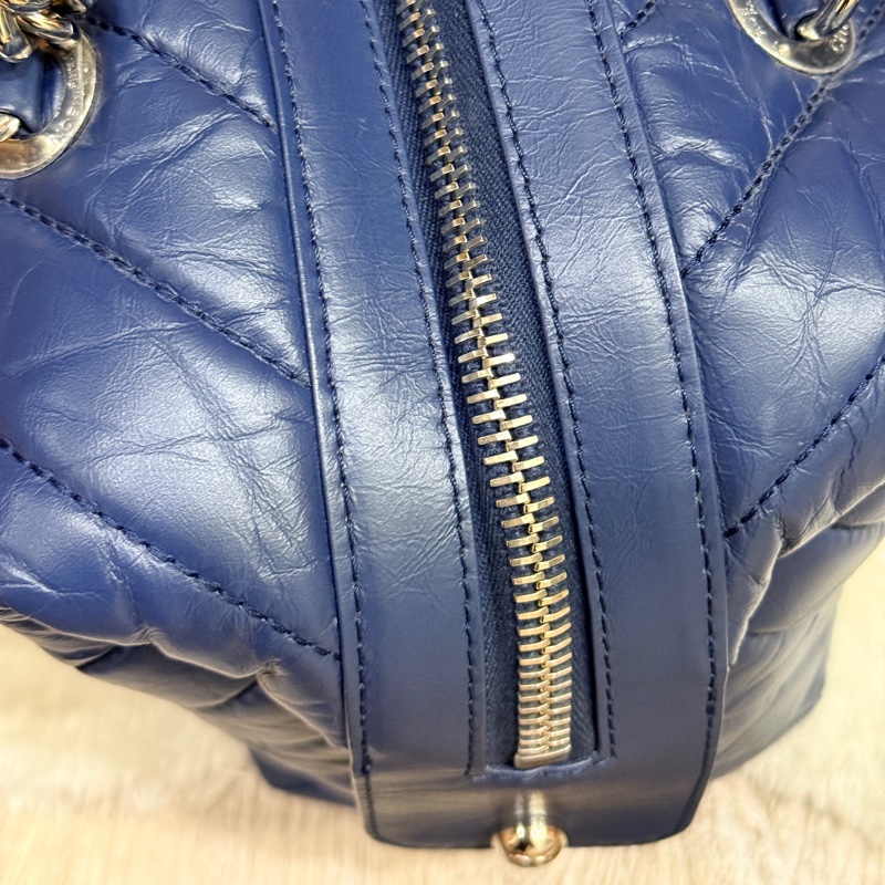 超賠賣 未使用品🎖️香奈兒耐用的揉皺牛皮 保齡球包 肩背包 雙C深藍 大LOGO-38