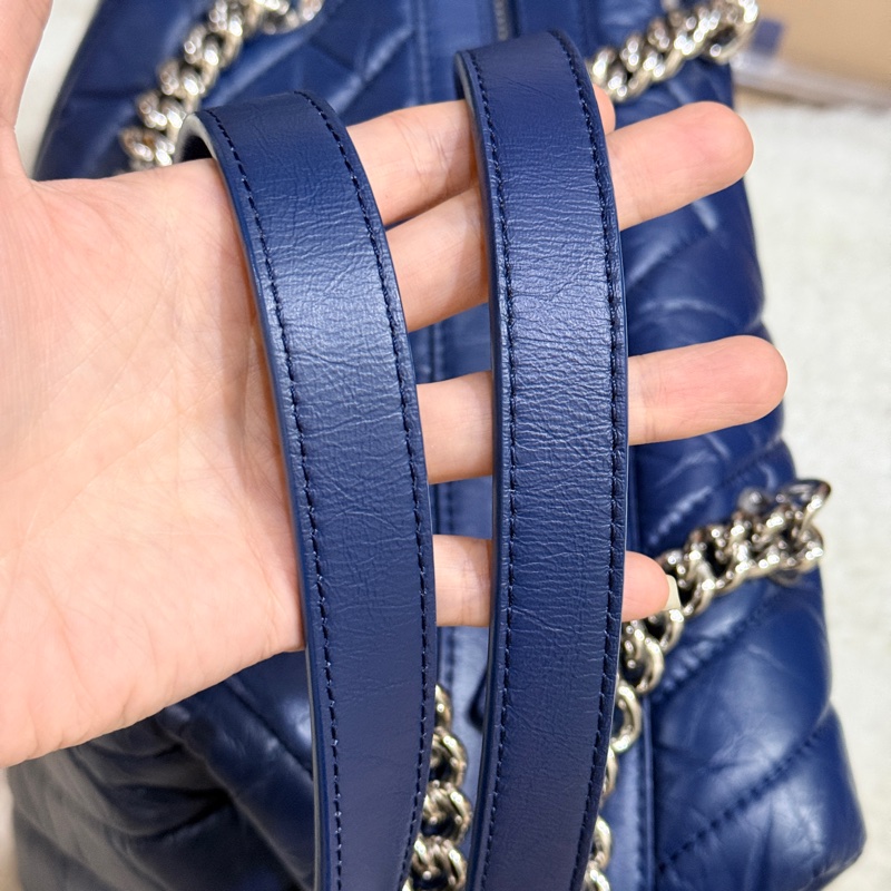 超賠賣 未使用品🎖️香奈兒耐用的揉皺牛皮 保齡球包 肩背包 雙C深藍 大LOGO-41