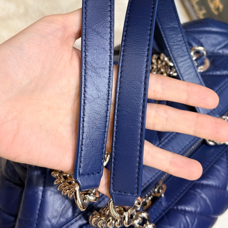 超賠賣 未使用品🎖️香奈兒耐用的揉皺牛皮 保齡球包 肩背包 雙C深藍 大LOGO-42