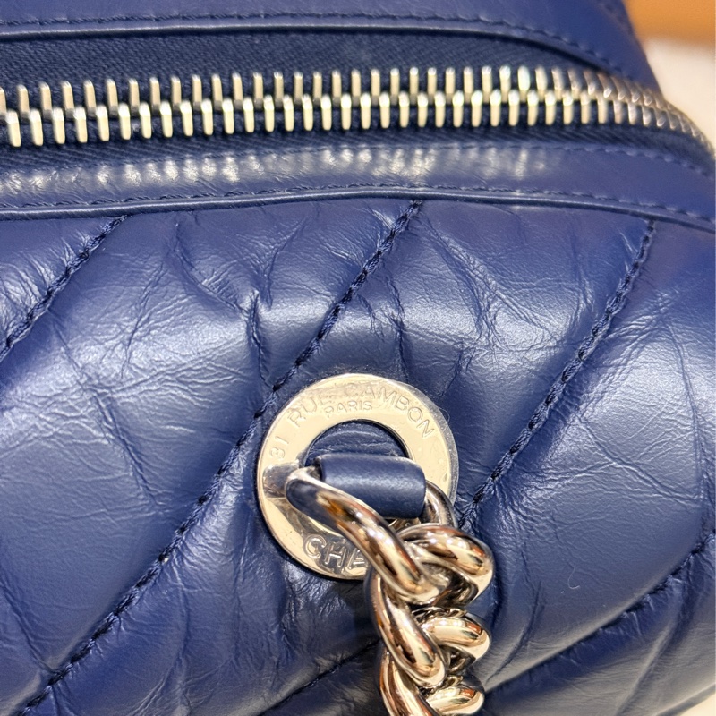超賠賣 未使用品🎖️香奈兒耐用的揉皺牛皮 保齡球包 肩背包 雙C深藍 大LOGO-44