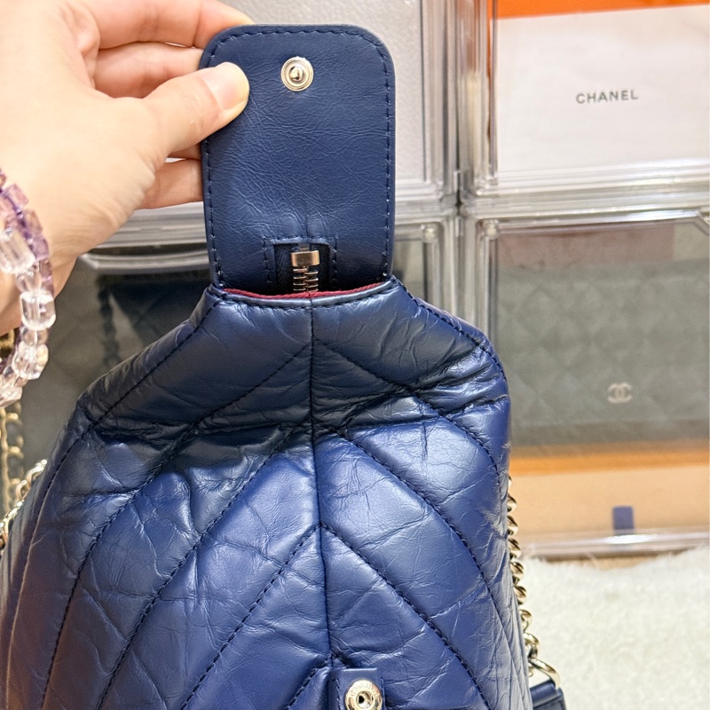 超賠賣 未使用品🎖️香奈兒耐用的揉皺牛皮 保齡球包 肩背包 雙C深藍 大LOGO-46