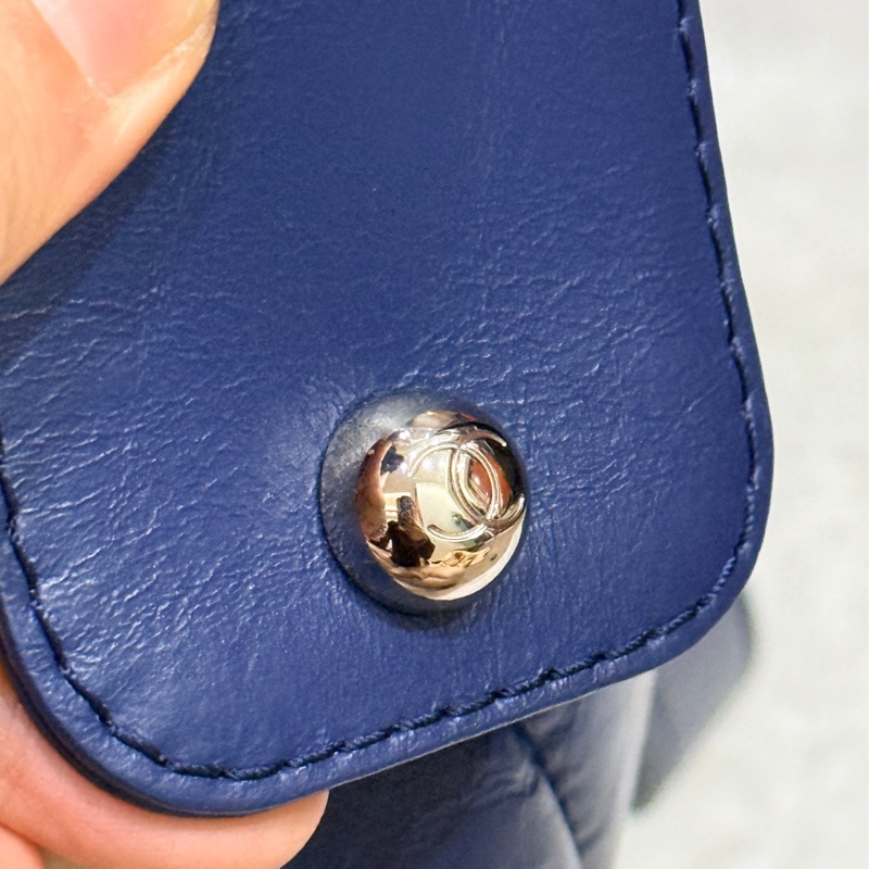 超賠賣 未使用品🎖️香奈兒耐用的揉皺牛皮 保齡球包 肩背包 雙C深藍 大LOGO-47