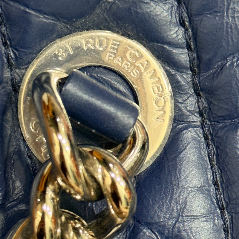 超賠賣 未使用品🎖️香奈兒耐用的揉皺牛皮 保齡球包 肩背包 雙C深藍 大LOGO-49