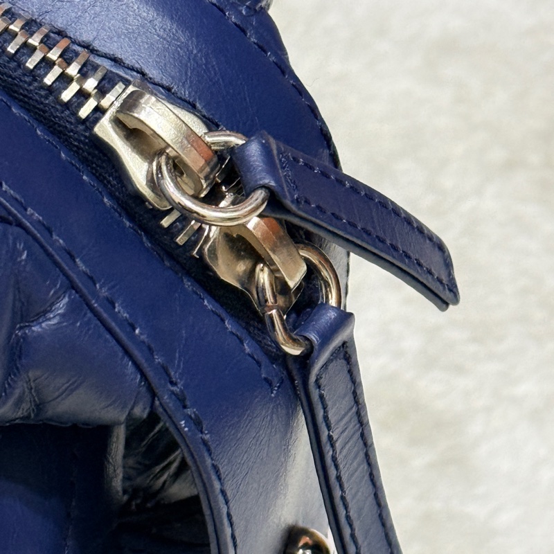 超賠賣 未使用品🎖️香奈兒耐用的揉皺牛皮 保齡球包 肩背包 雙C深藍 大LOGO-51