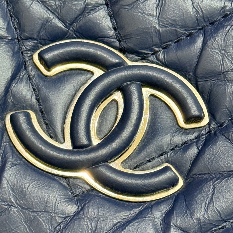 超賠賣 未使用品🎖️香奈兒耐用的揉皺牛皮 保齡球包 肩背包 雙C深藍 大LOGO-52