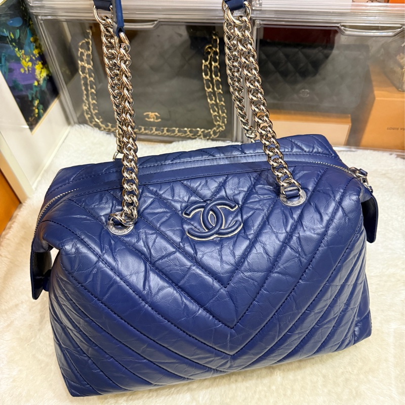 超賠賣 未使用品🎖️香奈兒耐用的揉皺牛皮 保齡球包 肩背包 雙C深藍 大LOGO-53