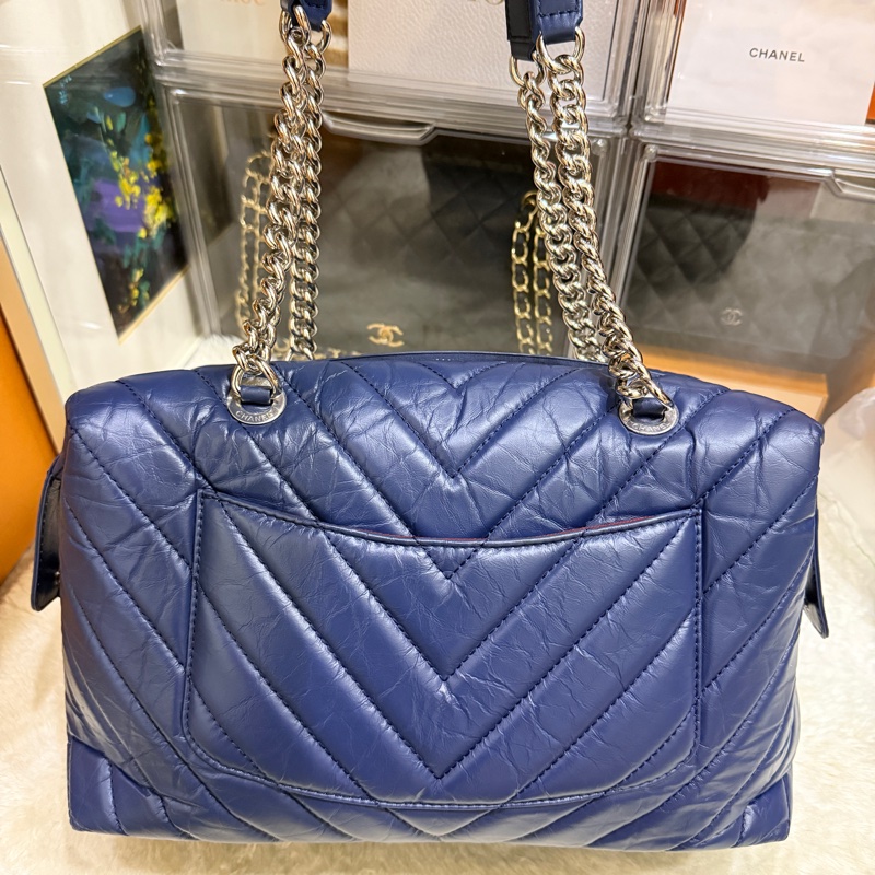 超賠賣 未使用品🎖️香奈兒耐用的揉皺牛皮 保齡球包 肩背包 雙C深藍 大LOGO-54