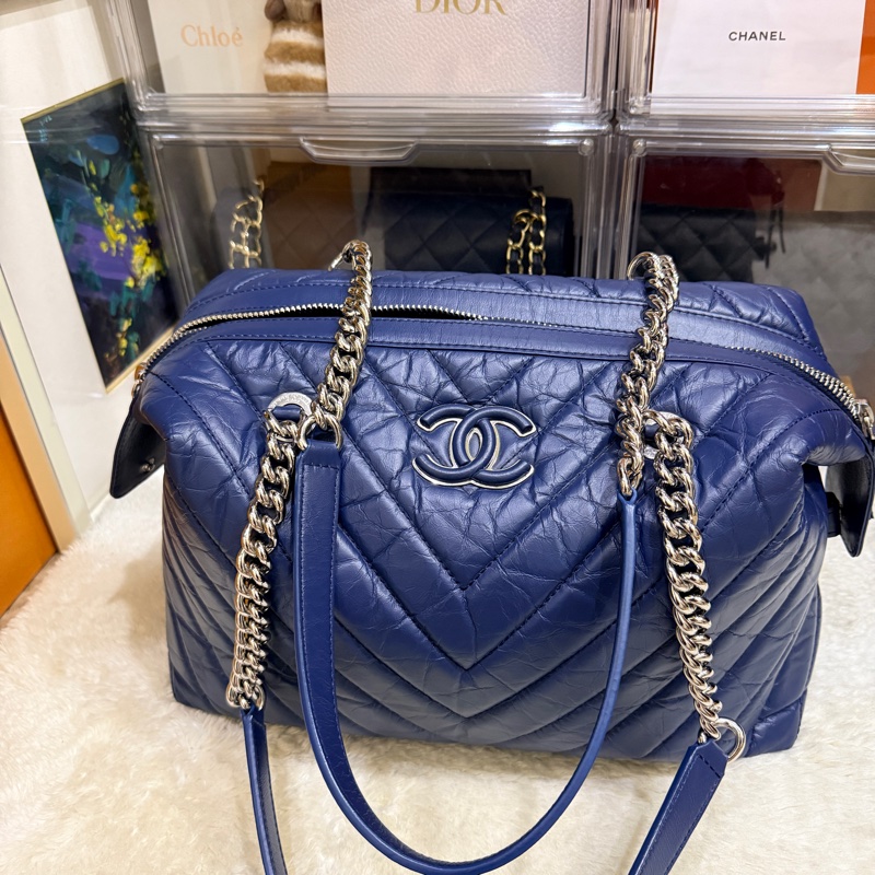 超賠賣 未使用品🎖️香奈兒耐用的揉皺牛皮 保齡球包 肩背包 雙C深藍 大LOGO-60