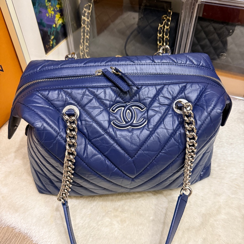 超賠賣 未使用品🎖️香奈兒耐用的揉皺牛皮 保齡球包 肩背包 雙C深藍 大LOGO-61