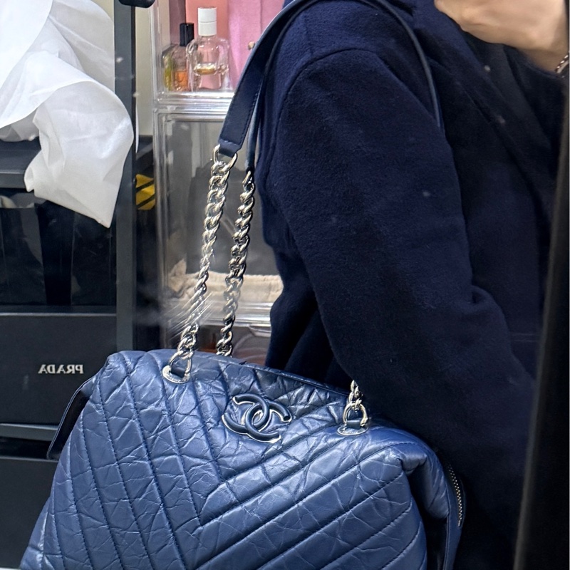 超賠賣 未使用品🎖️香奈兒耐用的揉皺牛皮 保齡球包 肩背包 雙C深藍 大LOGO-10