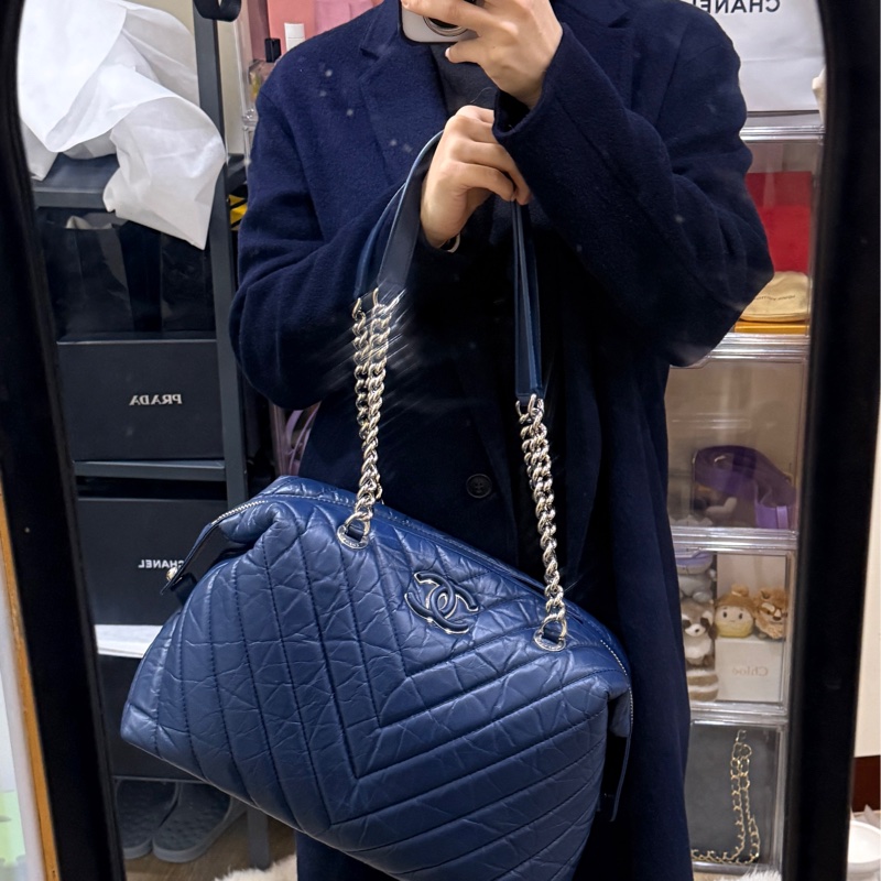 超賠賣 未使用品🎖️香奈兒耐用的揉皺牛皮 保齡球包 肩背包 雙C深藍 大LOGO-11