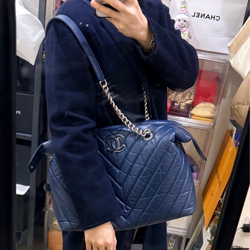 超賠賣 未使用品🎖️香奈兒耐用的揉皺牛皮 保齡球包 肩背包 雙C深藍 大LOGO-13