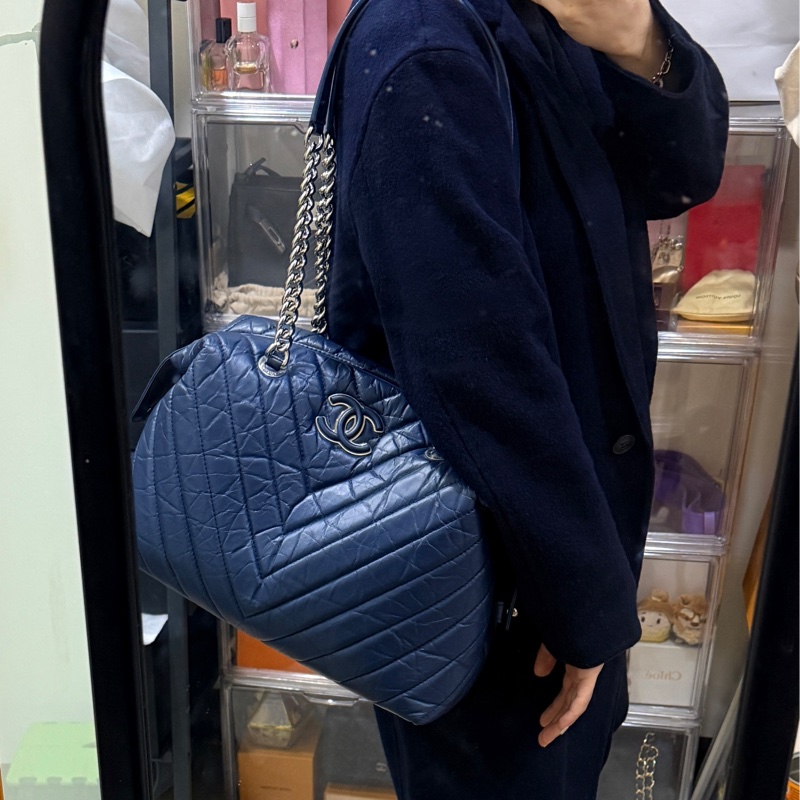 超賠賣 未使用品🎖️香奈兒耐用的揉皺牛皮 保齡球包 肩背包 雙C深藍 大LOGO-14