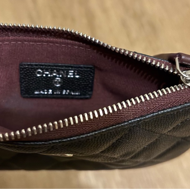 Chanel一字拉鏈黑銀零錢包-11