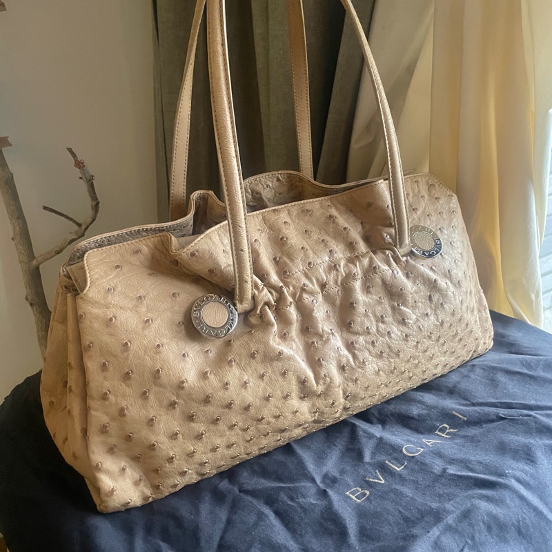 珍稀皮 Precious Leather靜奢風🌿BVLGARI寶格麗🎞️鴕鳥皮質感奶茶色🎞️Zero1系列🎞️手提/肩背/側背/晚宴包/🎞️正品🎞️況好🎞️蠻新🆕🎞️女王範🌹氣場🌹很美🌹不撞-0
