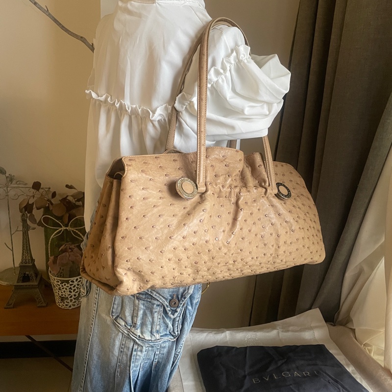 珍稀皮 Precious Leather靜奢風🌿BVLGARI寶格麗🎞️鴕鳥皮質感奶茶色🎞️Zero1系列🎞️手提/肩背/側背/晚宴包/🎞️正品🎞️況好🎞️蠻新🆕🎞️女王範🌹氣場🌹很美🌹不撞-2