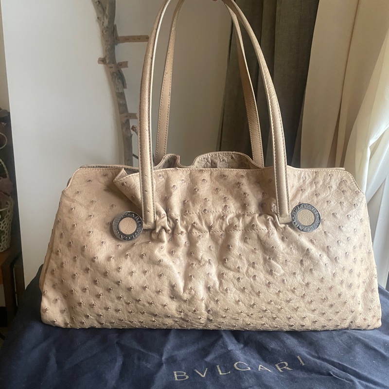 珍稀皮 Precious Leather靜奢風🌿BVLGARI寶格麗🎞️鴕鳥皮質感奶茶色🎞️Zero1系列🎞️手提/肩背/側背/晚宴包/🎞️正品🎞️況好🎞️蠻新🆕🎞️女王範🌹氣場🌹很美🌹不撞-4