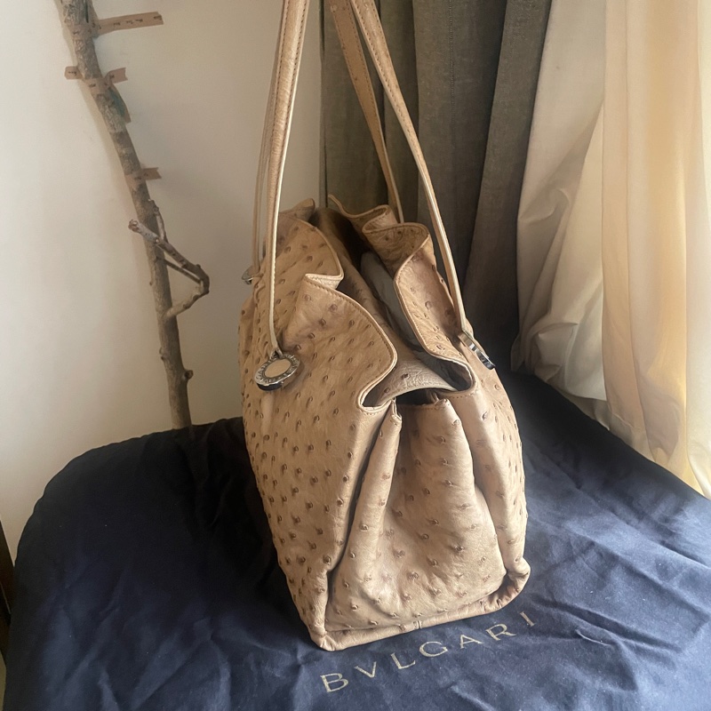 珍稀皮 Precious Leather靜奢風🌿BVLGARI寶格麗🎞️鴕鳥皮質感奶茶色🎞️Zero1系列🎞️手提/肩背/側背/晚宴包/🎞️正品🎞️況好🎞️蠻新🆕🎞️女王範🌹氣場🌹很美🌹不撞-7