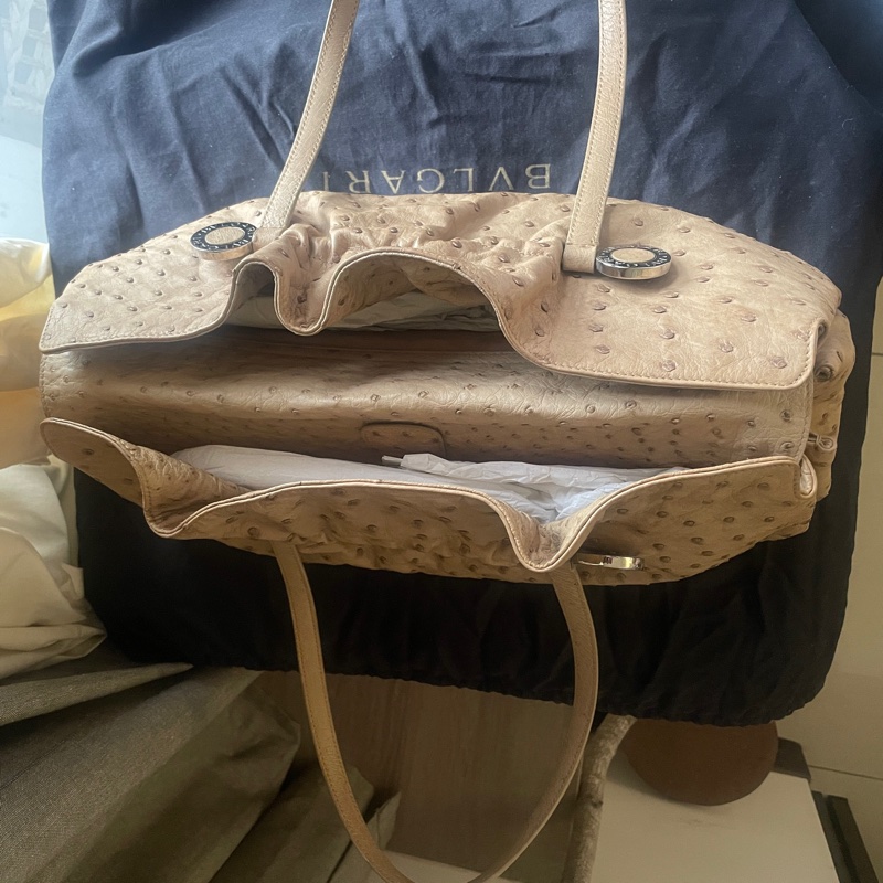 珍稀皮 Precious Leather靜奢風🌿BVLGARI寶格麗🎞️鴕鳥皮質感奶茶色🎞️Zero1系列🎞️手提/肩背/側背/晚宴包/🎞️正品🎞️況好🎞️蠻新🆕🎞️女王範🌹氣場🌹很美🌹不撞-8