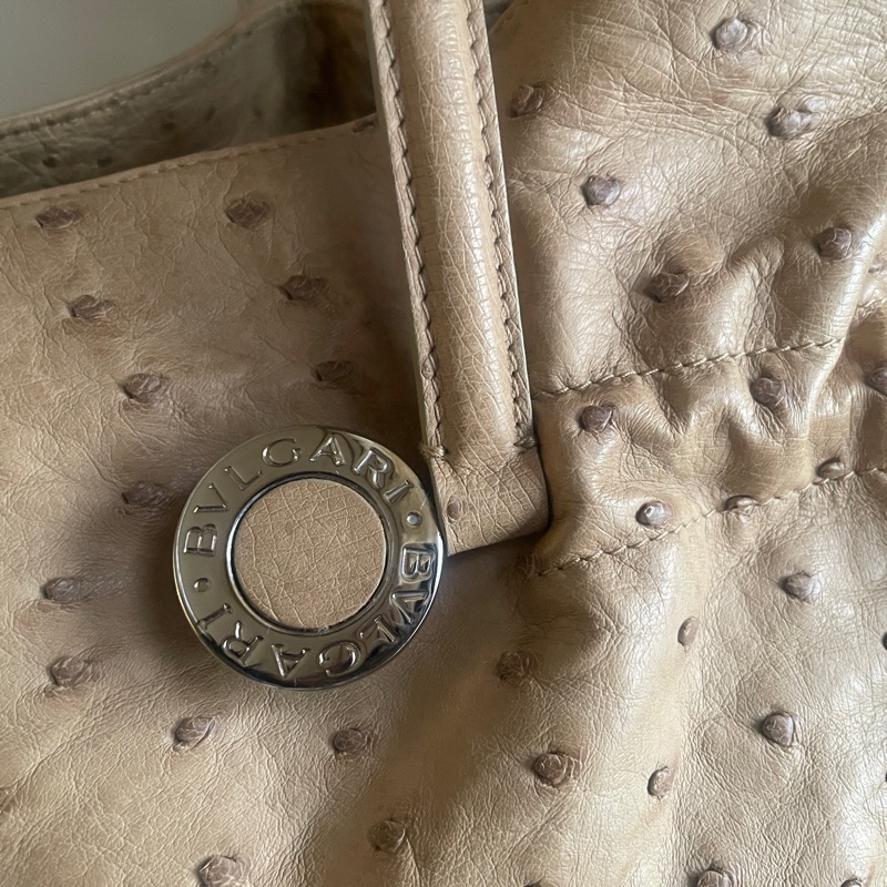 珍稀皮 Precious Leather靜奢風🌿BVLGARI寶格麗🎞️鴕鳥皮質感奶茶色🎞️Zero1系列🎞️手提/肩背/側背/晚宴包/🎞️正品🎞️況好🎞️蠻新🆕🎞️女王範🌹氣場🌹很美🌹不撞-11