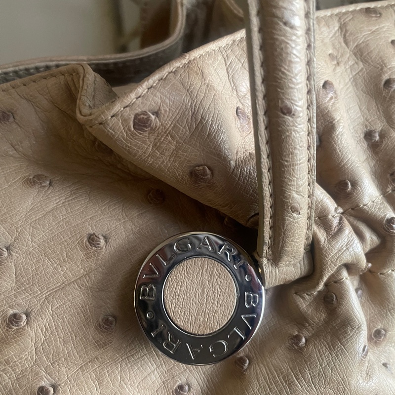 珍稀皮 Precious Leather靜奢風🌿BVLGARI寶格麗🎞️鴕鳥皮質感奶茶色🎞️Zero1系列🎞️手提/肩背/側背/晚宴包/🎞️正品🎞️況好🎞️蠻新🆕🎞️女王範🌹氣場🌹很美🌹不撞-14