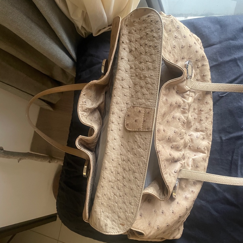 珍稀皮 Precious Leather靜奢風🌿BVLGARI寶格麗🎞️鴕鳥皮質感奶茶色🎞️Zero1系列🎞️手提/肩背/側背/晚宴包/🎞️正品🎞️況好🎞️蠻新🆕🎞️女王範🌹氣場🌹很美🌹不撞-17