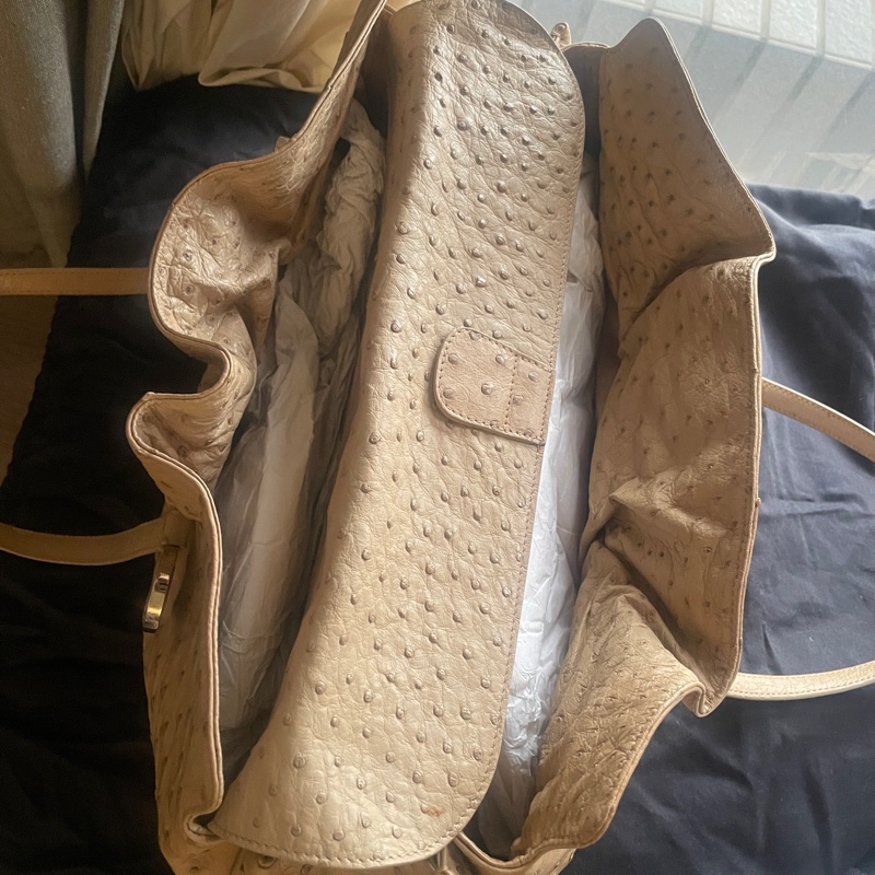 珍稀皮 Precious Leather靜奢風🌿BVLGARI寶格麗🎞️鴕鳥皮質感奶茶色🎞️Zero1系列🎞️手提/肩背/側背/晚宴包/🎞️正品🎞️況好🎞️蠻新🆕🎞️女王範🌹氣場🌹很美🌹不撞-18