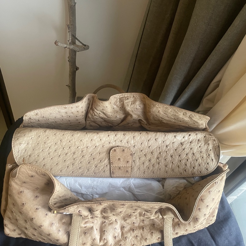 珍稀皮 Precious Leather靜奢風🌿BVLGARI寶格麗🎞️鴕鳥皮質感奶茶色🎞️Zero1系列🎞️手提/肩背/側背/晚宴包/🎞️正品🎞️況好🎞️蠻新🆕🎞️女王範🌹氣場🌹很美🌹不撞-19