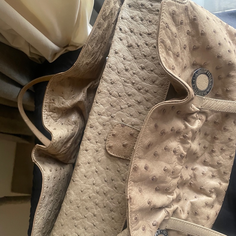 珍稀皮 Precious Leather靜奢風🌿BVLGARI寶格麗🎞️鴕鳥皮質感奶茶色🎞️Zero1系列🎞️手提/肩背/側背/晚宴包/🎞️正品🎞️況好🎞️蠻新🆕🎞️女王範🌹氣場🌹很美🌹不撞-21