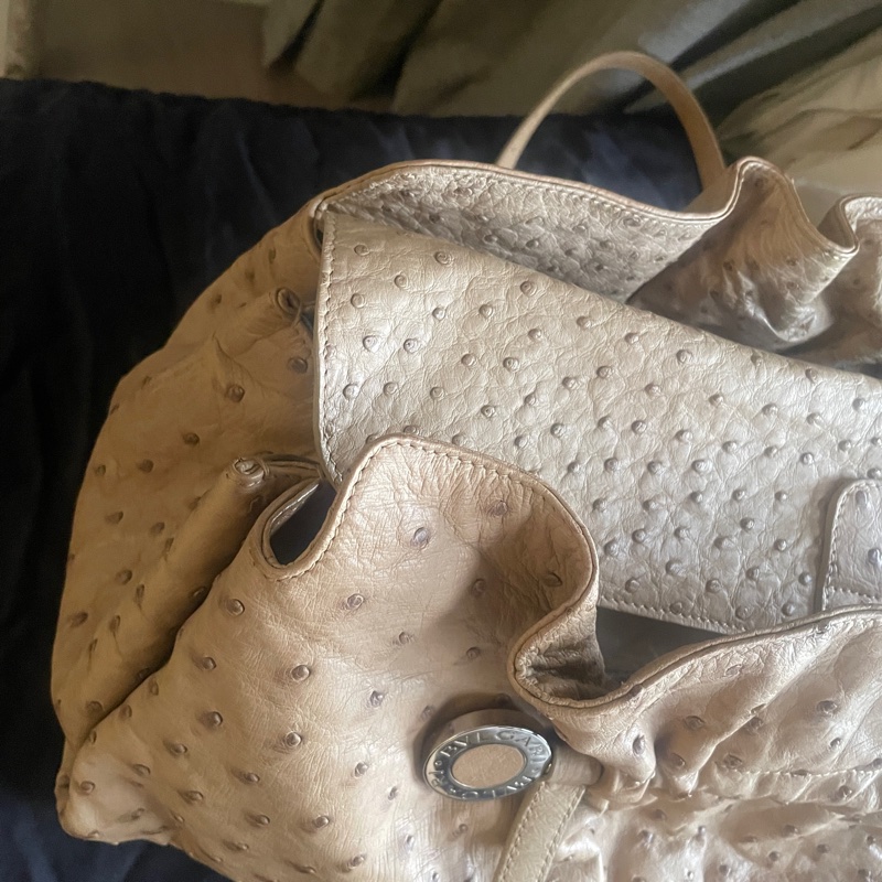 珍稀皮 Precious Leather靜奢風🌿BVLGARI寶格麗🎞️鴕鳥皮質感奶茶色🎞️Zero1系列🎞️手提/肩背/側背/晚宴包/🎞️正品🎞️況好🎞️蠻新🆕🎞️女王範🌹氣場🌹很美🌹不撞-22