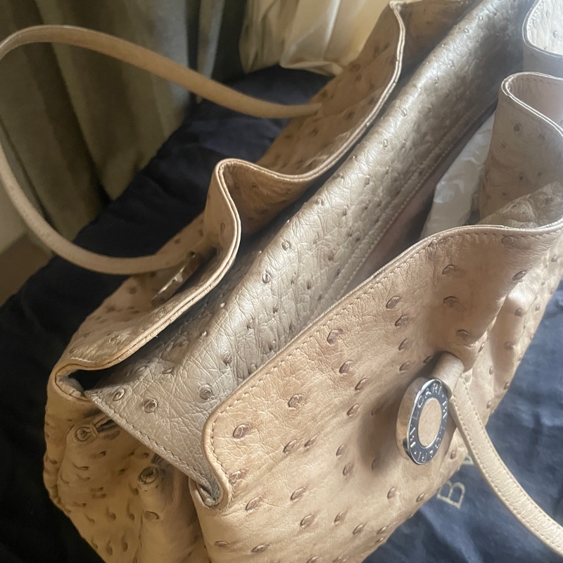 珍稀皮 Precious Leather靜奢風🌿BVLGARI寶格麗🎞️鴕鳥皮質感奶茶色🎞️Zero1系列🎞️手提/肩背/側背/晚宴包/🎞️正品🎞️況好🎞️蠻新🆕🎞️女王範🌹氣場🌹很美🌹不撞-25