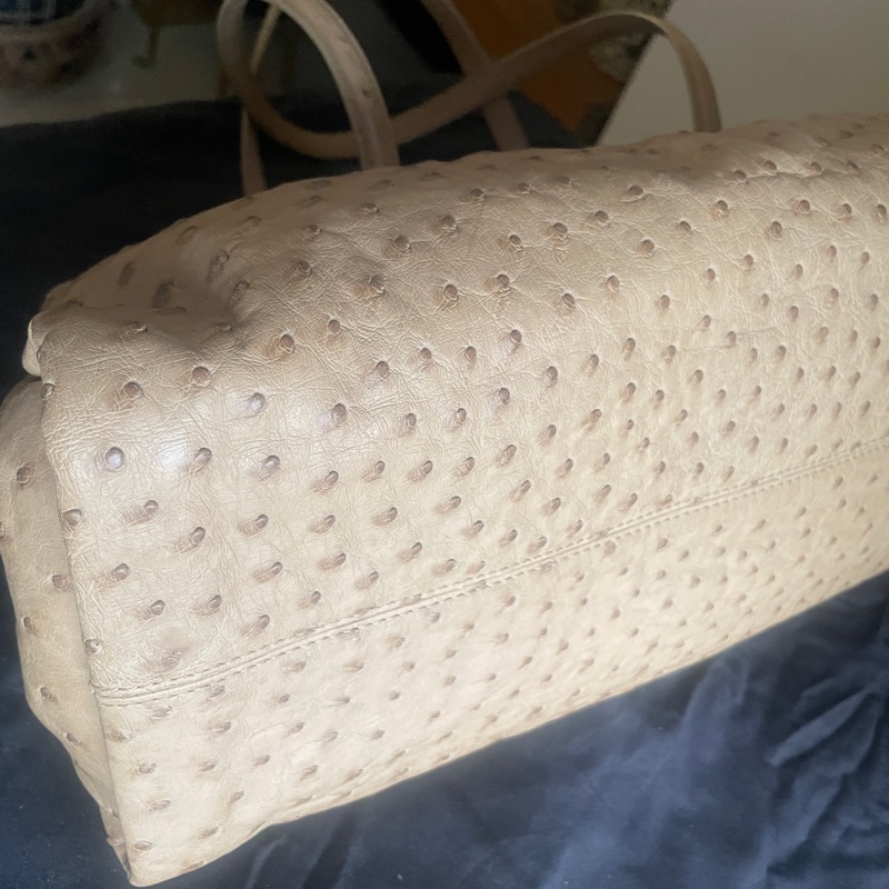 珍稀皮 Precious Leather靜奢風🌿BVLGARI寶格麗🎞️鴕鳥皮質感奶茶色🎞️Zero1系列🎞️手提/肩背/側背/晚宴包/🎞️正品🎞️況好🎞️蠻新🆕🎞️女王範🌹氣場🌹很美🌹不撞-27