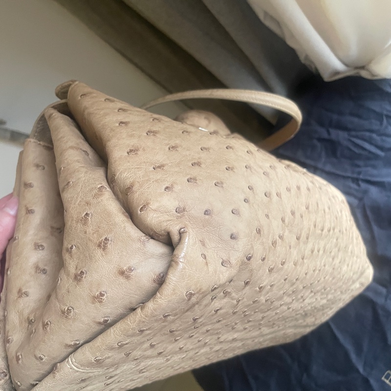 珍稀皮 Precious Leather靜奢風🌿BVLGARI寶格麗🎞️鴕鳥皮質感奶茶色🎞️Zero1系列🎞️手提/肩背/側背/晚宴包/🎞️正品🎞️況好🎞️蠻新🆕🎞️女王範🌹氣場🌹很美🌹不撞-31