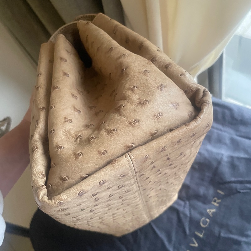 珍稀皮 Precious Leather靜奢風🌿BVLGARI寶格麗🎞️鴕鳥皮質感奶茶色🎞️Zero1系列🎞️手提/肩背/側背/晚宴包/🎞️正品🎞️況好🎞️蠻新🆕🎞️女王範🌹氣場🌹很美🌹不撞-32