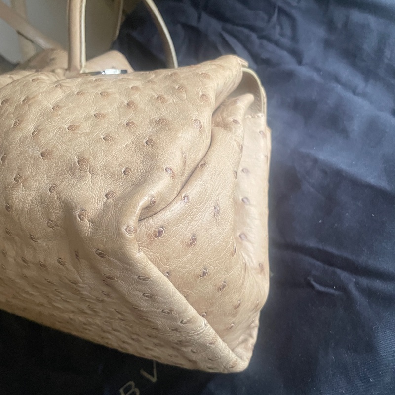 珍稀皮 Precious Leather靜奢風🌿BVLGARI寶格麗🎞️鴕鳥皮質感奶茶色🎞️Zero1系列🎞️手提/肩背/側背/晚宴包/🎞️正品🎞️況好🎞️蠻新🆕🎞️女王範🌹氣場🌹很美🌹不撞-33