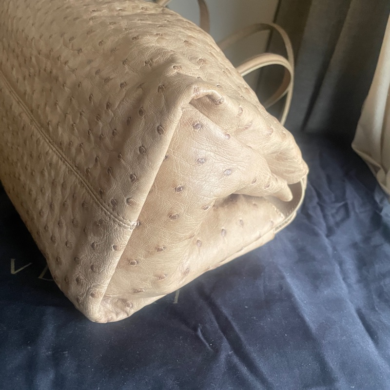 珍稀皮 Precious Leather靜奢風🌿BVLGARI寶格麗🎞️鴕鳥皮質感奶茶色🎞️Zero1系列🎞️手提/肩背/側背/晚宴包/🎞️正品🎞️況好🎞️蠻新🆕🎞️女王範🌹氣場🌹很美🌹不撞-34