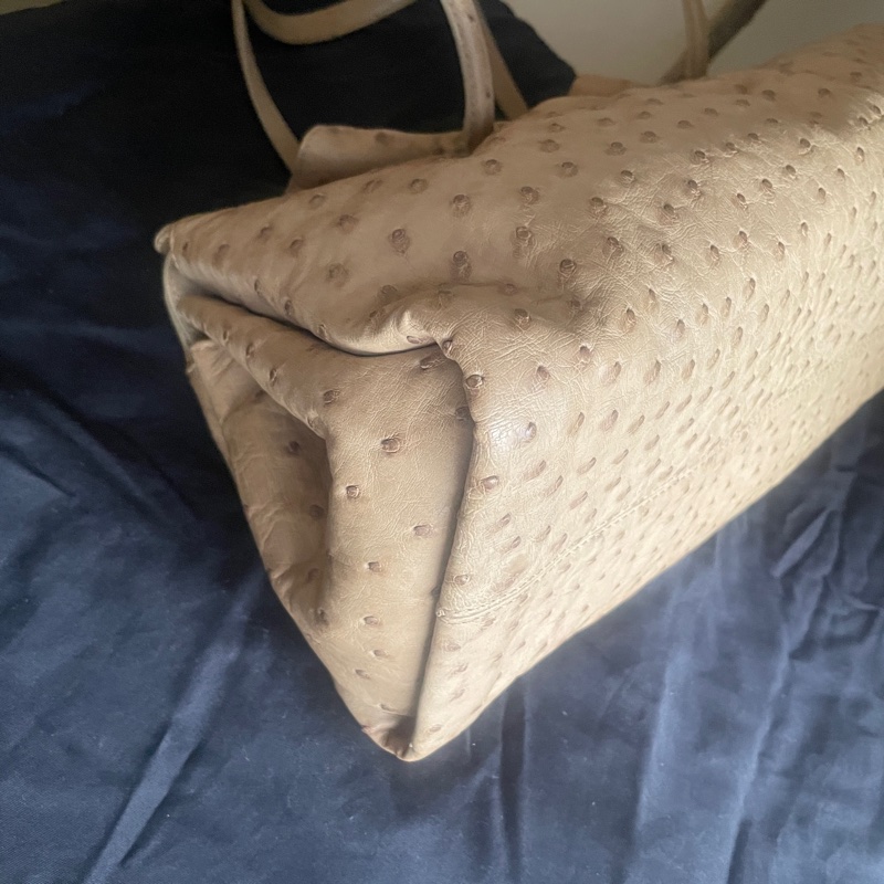 珍稀皮 Precious Leather靜奢風🌿BVLGARI寶格麗🎞️鴕鳥皮質感奶茶色🎞️Zero1系列🎞️手提/肩背/側背/晚宴包/🎞️正品🎞️況好🎞️蠻新🆕🎞️女王範🌹氣場🌹很美🌹不撞-35