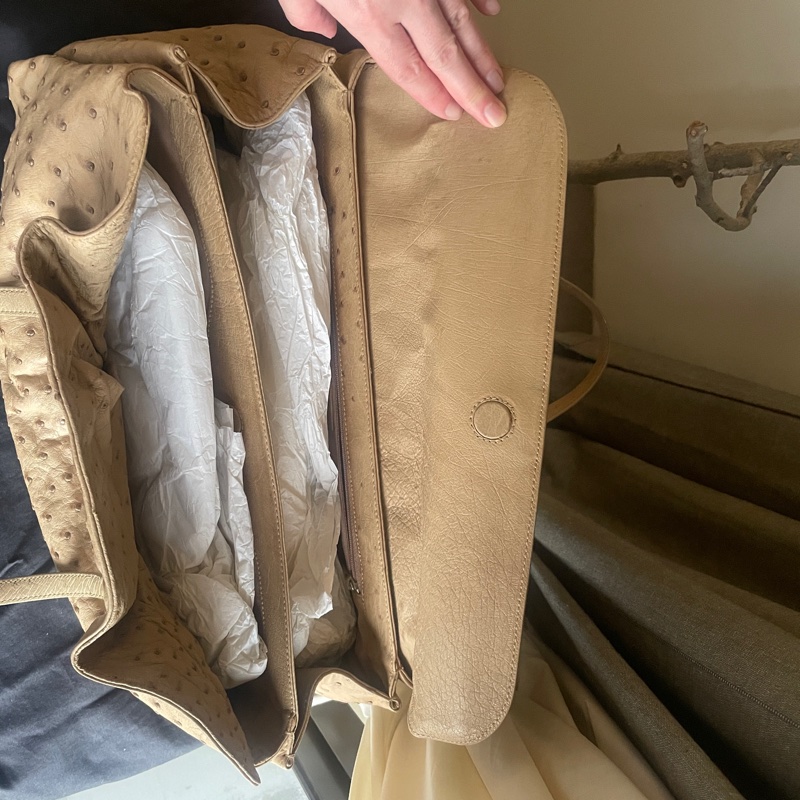 珍稀皮 Precious Leather靜奢風🌿BVLGARI寶格麗🎞️鴕鳥皮質感奶茶色🎞️Zero1系列🎞️手提/肩背/側背/晚宴包/🎞️正品🎞️況好🎞️蠻新🆕🎞️女王範🌹氣場🌹很美🌹不撞-36