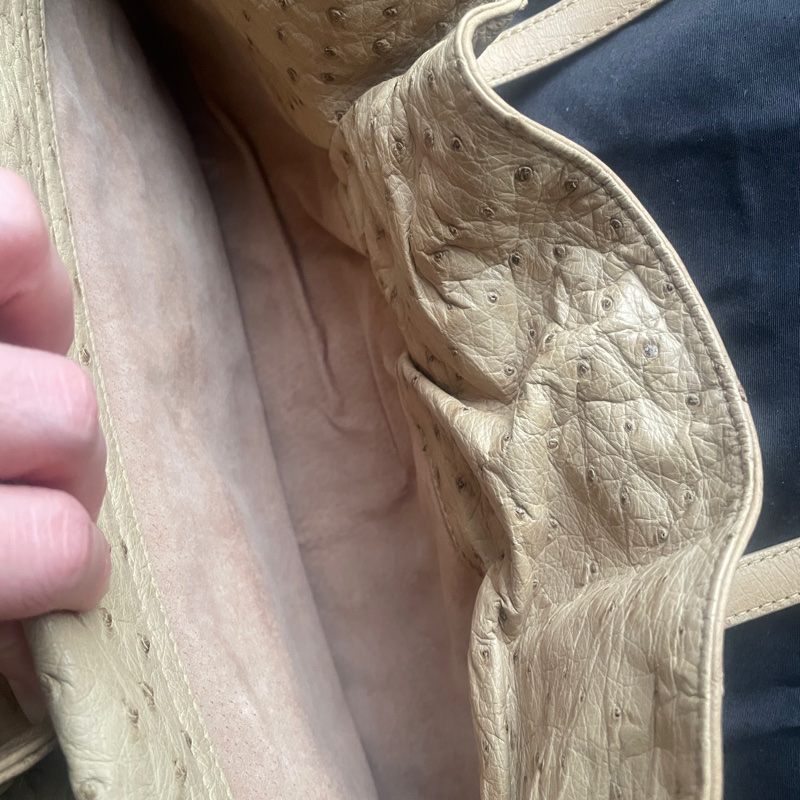 珍稀皮 Precious Leather靜奢風🌿BVLGARI寶格麗🎞️鴕鳥皮質感奶茶色🎞️Zero1系列🎞️手提/肩背/側背/晚宴包/🎞️正品🎞️況好🎞️蠻新🆕🎞️女王範🌹氣場🌹很美🌹不撞-38