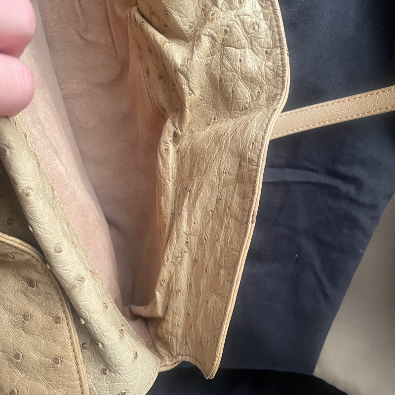 珍稀皮 Precious Leather靜奢風🌿BVLGARI寶格麗🎞️鴕鳥皮質感奶茶色🎞️Zero1系列🎞️手提/肩背/側背/晚宴包/🎞️正品🎞️況好🎞️蠻新🆕🎞️女王範🌹氣場🌹很美🌹不撞-39